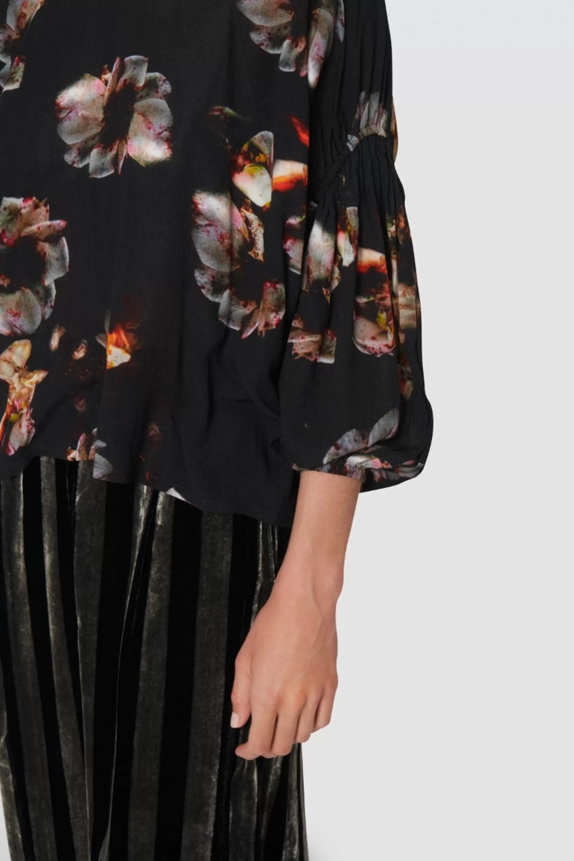 dahlias_fsc_bluse_2-1.webp Bluser<BITTE KAI RAND Dahlias Fsc Bluse Summer Rain | Dahlia Dream