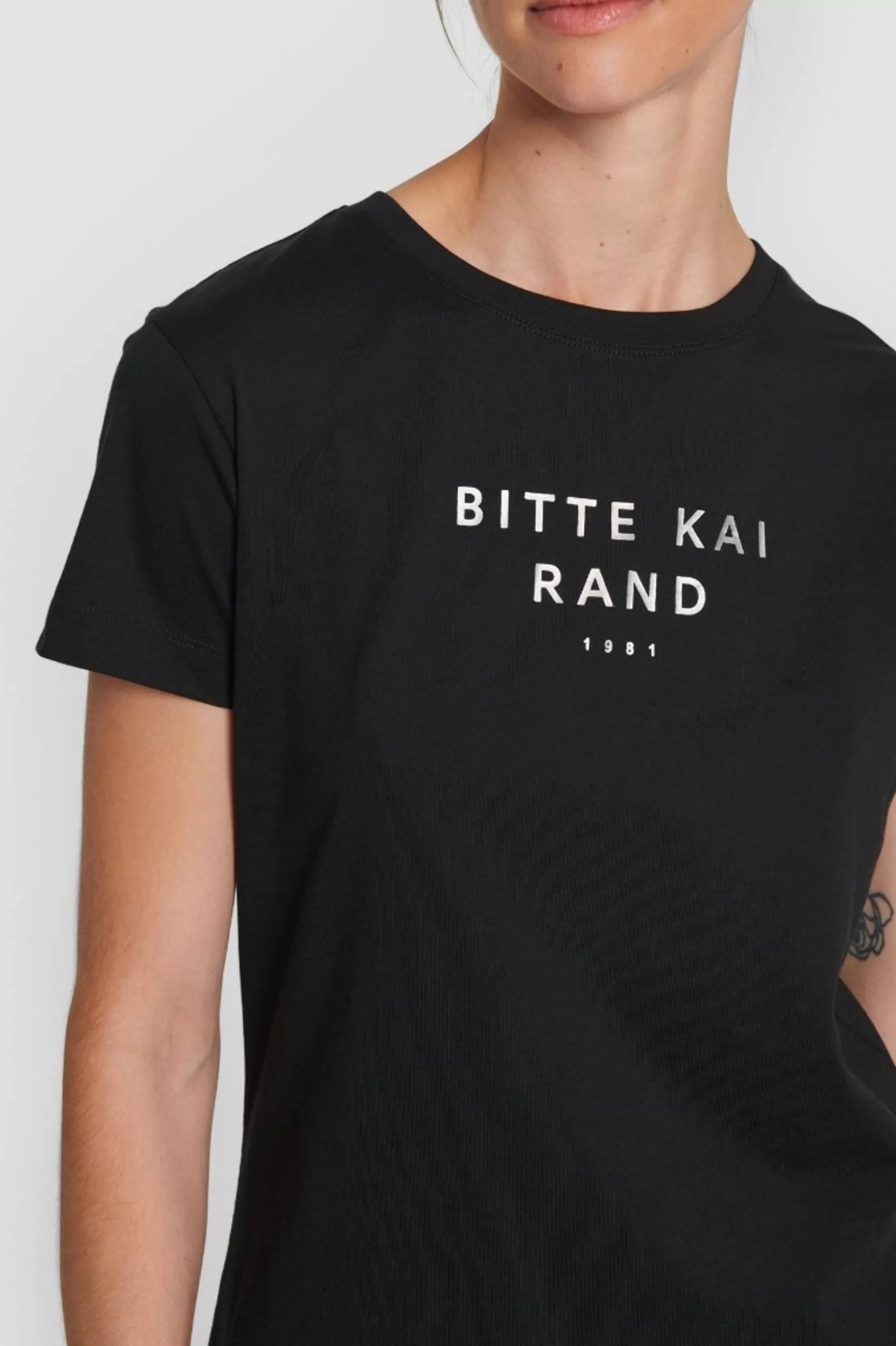 Bluser<BITTE KAI RAND Foil Logo T-Shirt Black/Metal | White/Silver | Grey/Copper