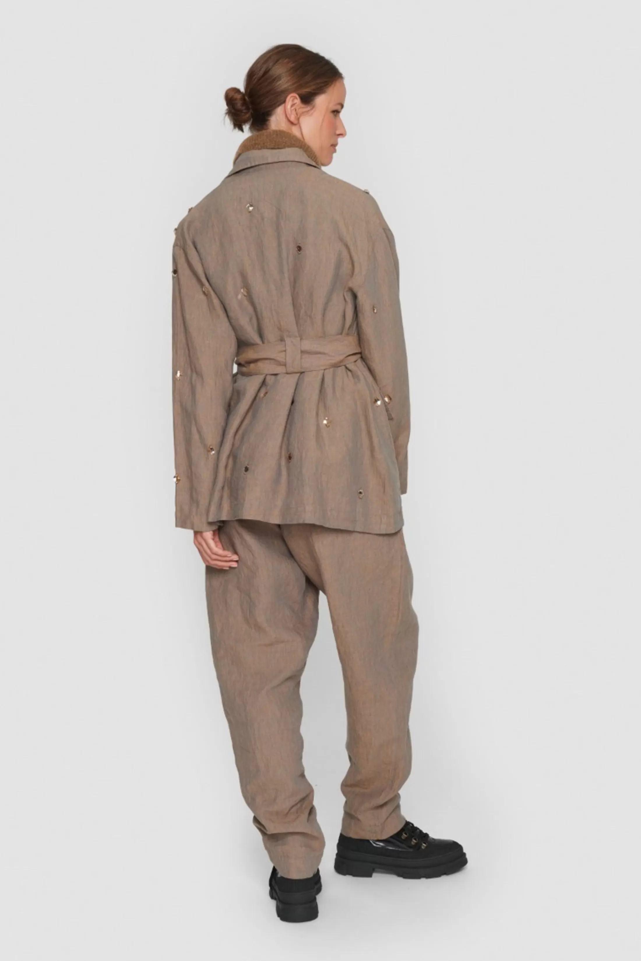 lazy_linen_jakke_med_sten_2-1.webp Jakker & Blazere<BITTE KAI RAND Lazy Linen Jakke Med Sten Black/Ivory Changeant | Caramel Changeant