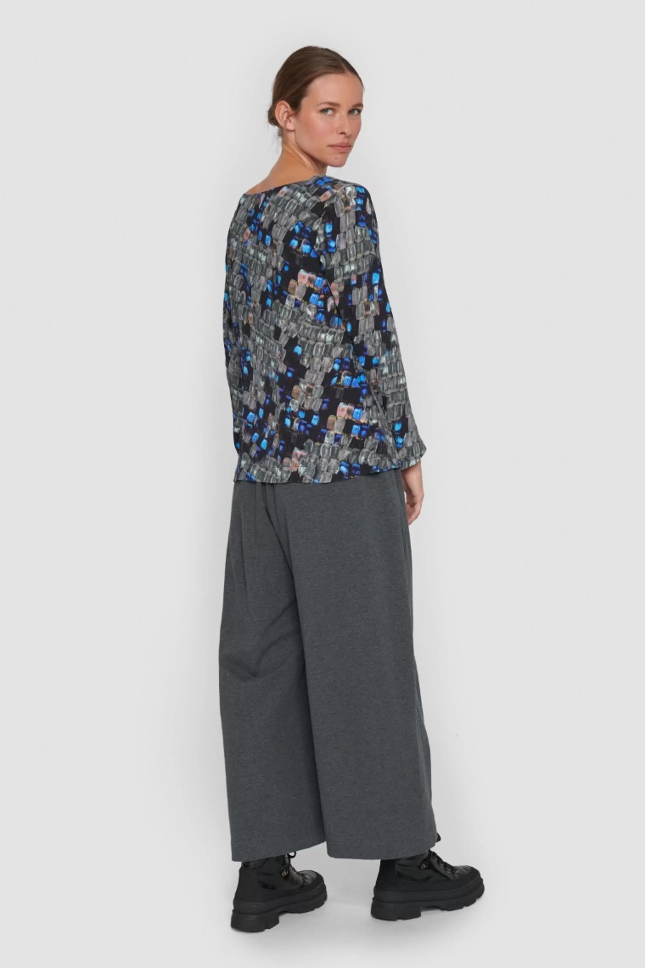 wakasu_wool_blend_asymmetrisk_bluse_2-1.webp Bluser<BITTE KAI RAND Wakasu Wool Blend Asymmetrisk Bluse Black | Metal Melange | Vibrant Green | Caramel